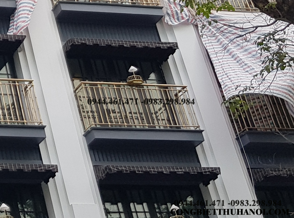 Lan can ban công đồng vàng